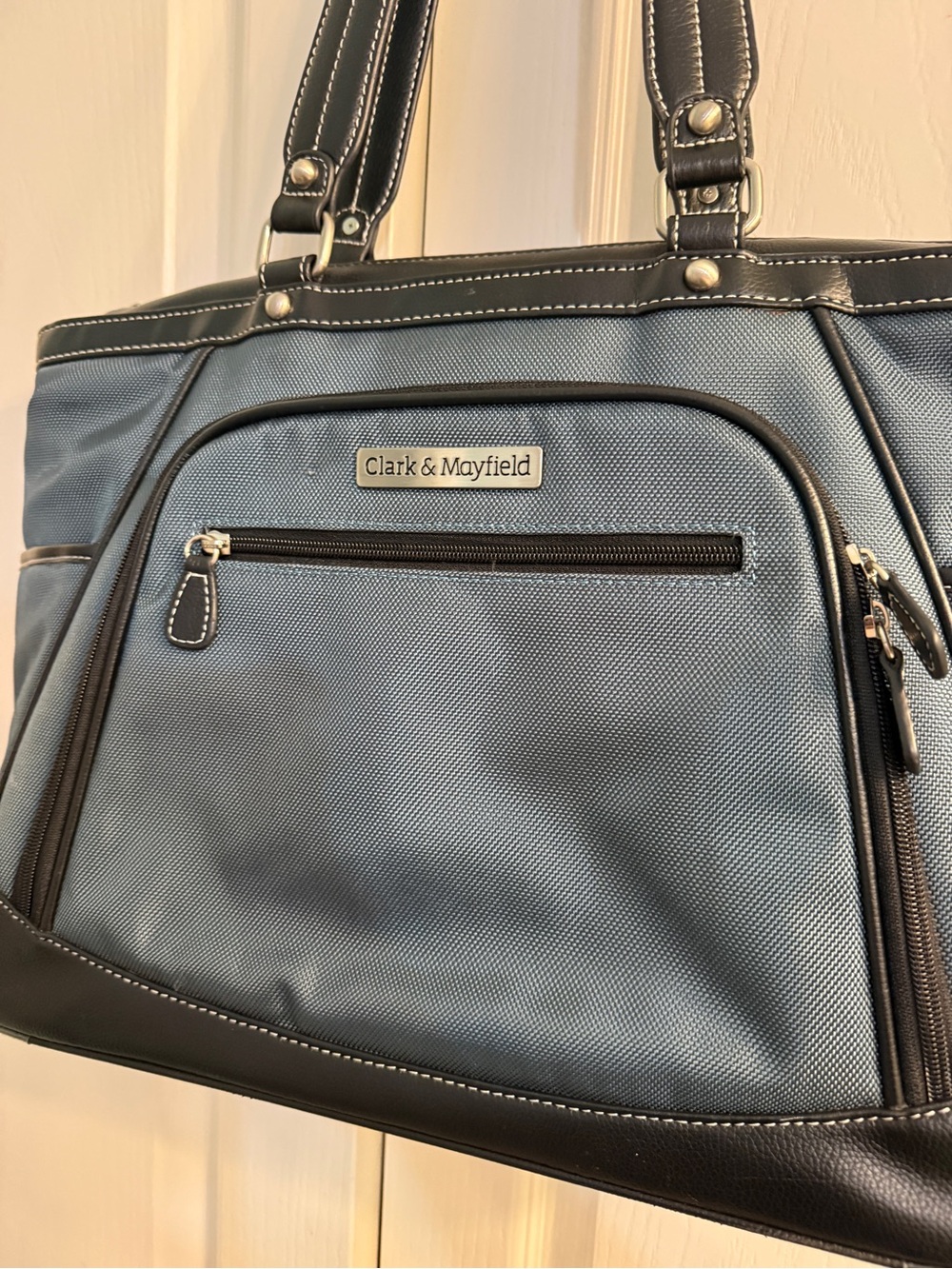 Elegant Laptop Shoulder Bag - spacious for any professional on the go - Picture 2 of 16